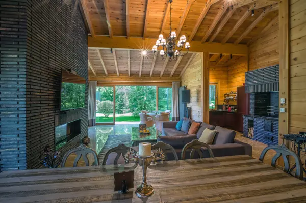 Беседка с двойным камином - на террассе и в закрытой гостиной