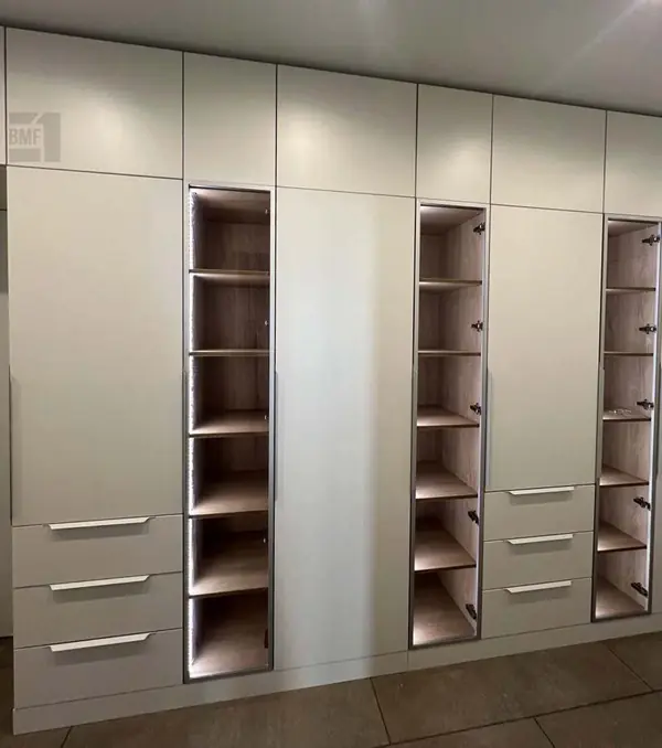 Шкаф в прихожую с подсветкой