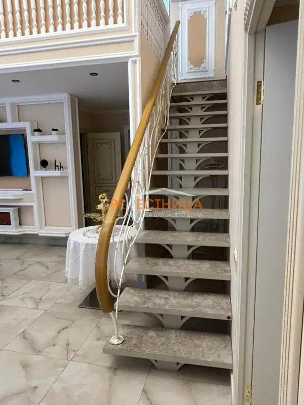 Металлический каркас лестницы в ресторан