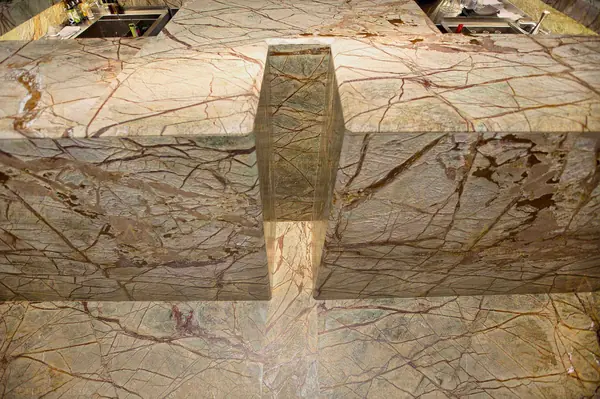 Использование мрамора в баре Hydra