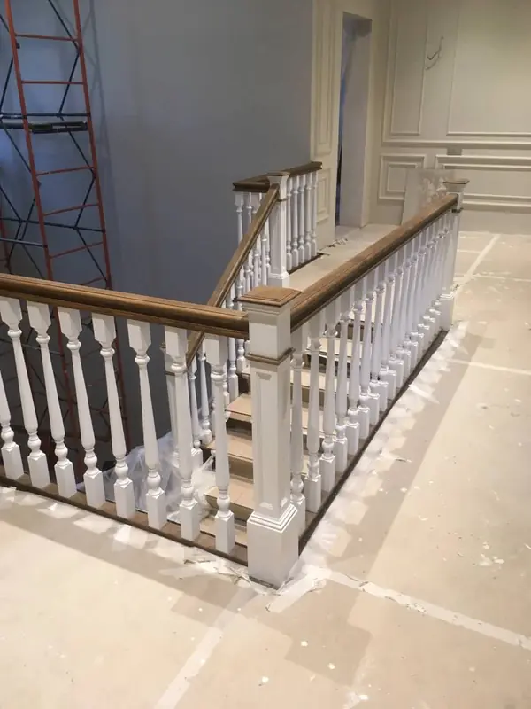 Лестница из массива дуба взагородный дом