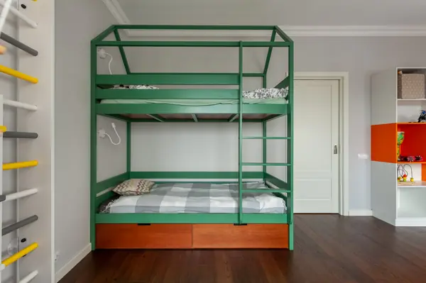 Кровать выполнена из массива дуба и покрыта эмалью