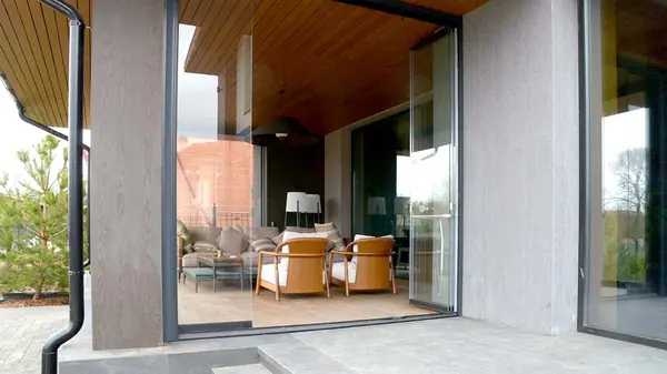 Безрамное остекление с выдвижной москитной сеткой-плиссе