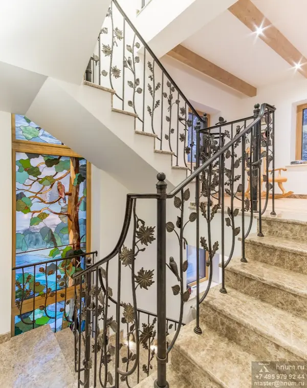 Фотосъёмка кованой лестницы и витражей в загородном доме