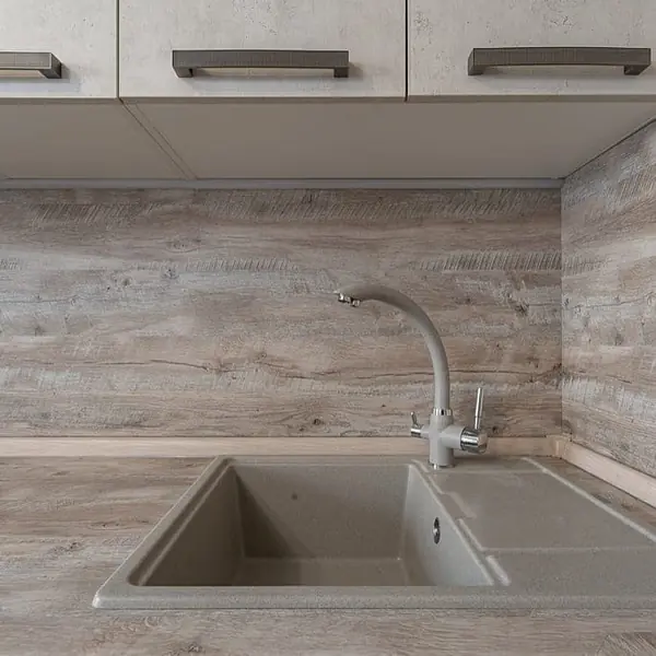 Угловая серо-белая кухня с современными ручками и фасадами под камень