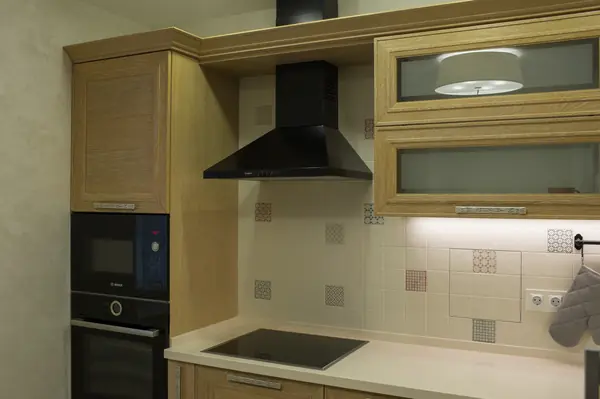 Городская кухня с лесным пейзажем