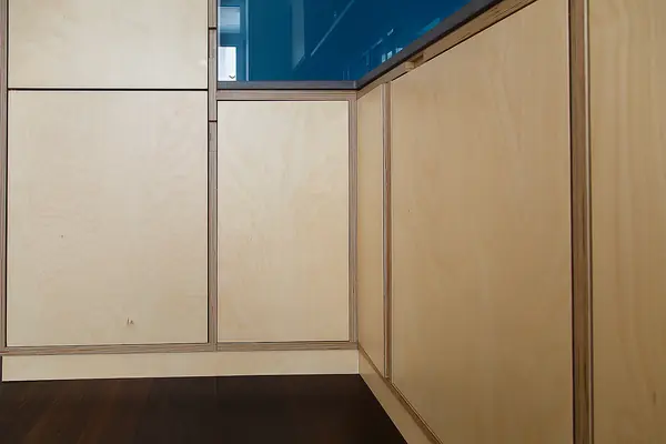 Кухня из фанеры с бетонной столешницей