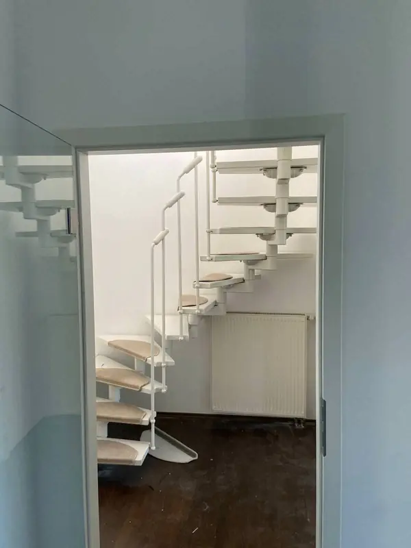 Лестница в квартире (BauBuche и элементы с эффектом необработанной стали)