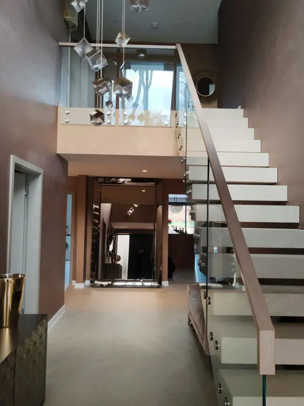 Декоративная штукатурка с эффектом мокрый шелк для коридора  и лестницы