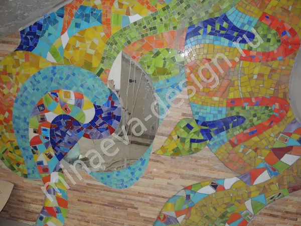Ручная мозаика в стиле Гауди (25 кв.м), лестничный пролет