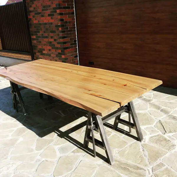 Столешница из массива на металлических козлах для шоурума