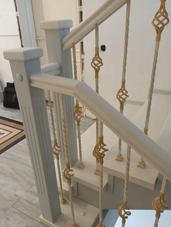 Лестница с первого по третий этаж