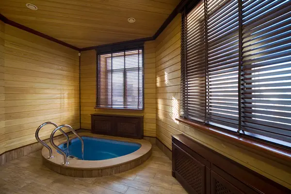 Душевая и купель в бани.Резиденция Монолит