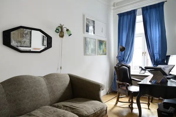 современное искусство в старинном доме