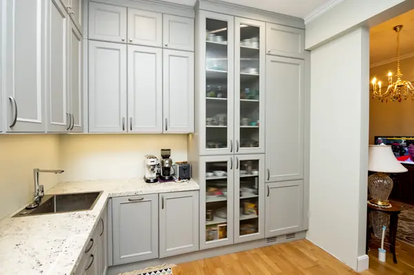 Светло-серая кухня в классическом стиле