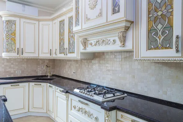 Классическая кухня с витражными вставками