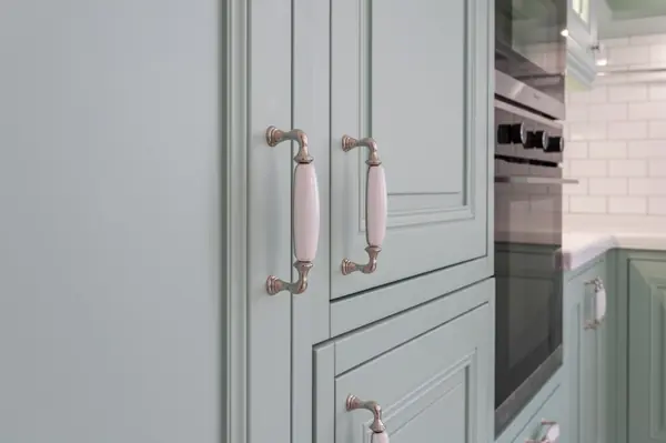 Зеленая кухня в загородном доме