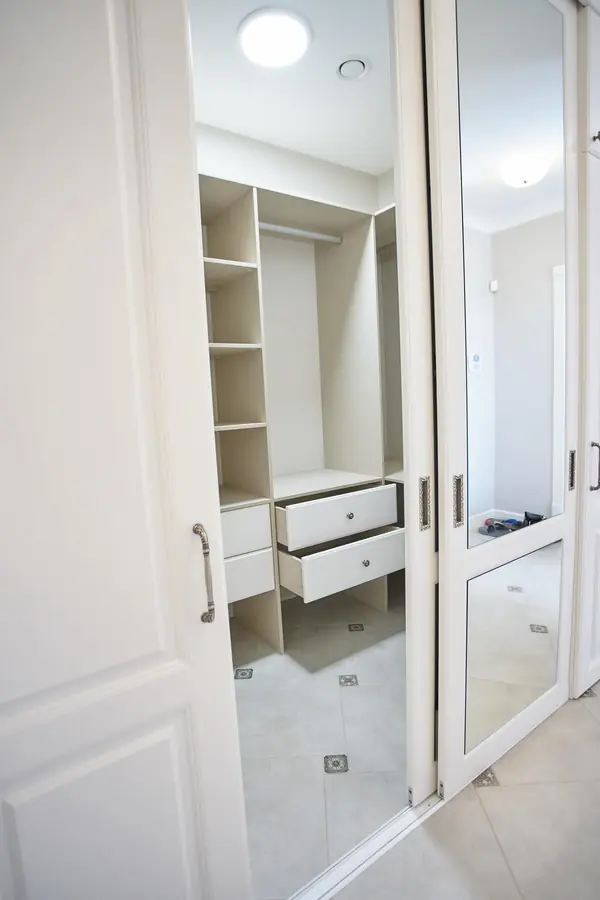 Гардеробная система классика raumplus с раздвижными и распашными дверьми