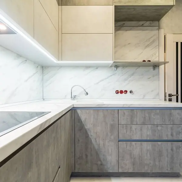 Серая угловая кухня с экстраматовыми фасадами