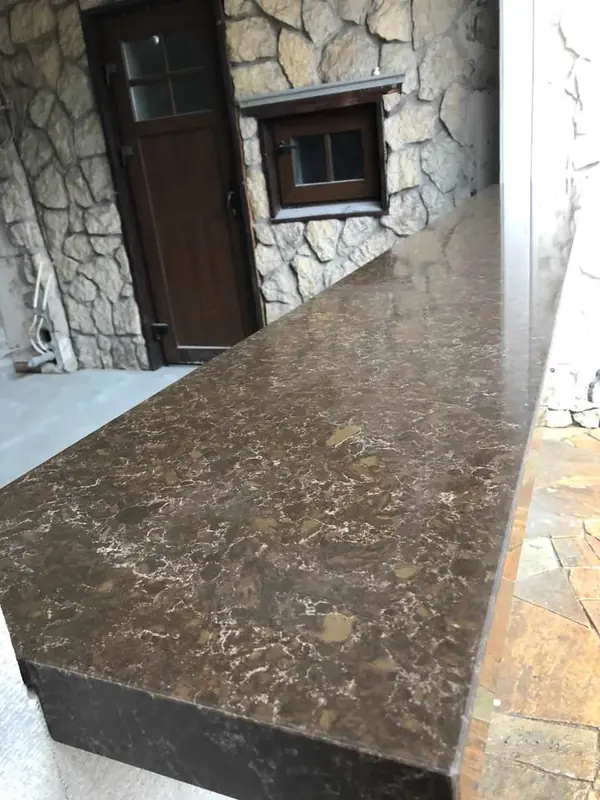 Подоконник из в процессе монтажа