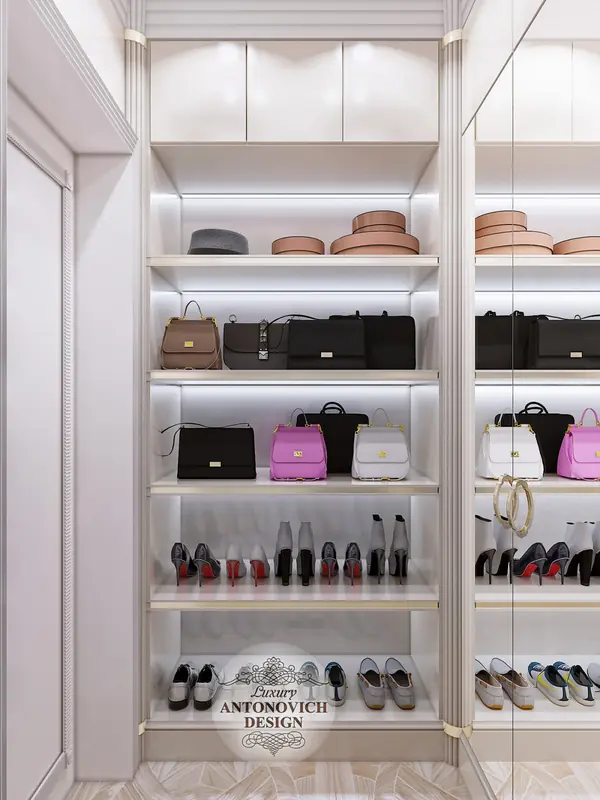 Большая и просторная гардеробная.