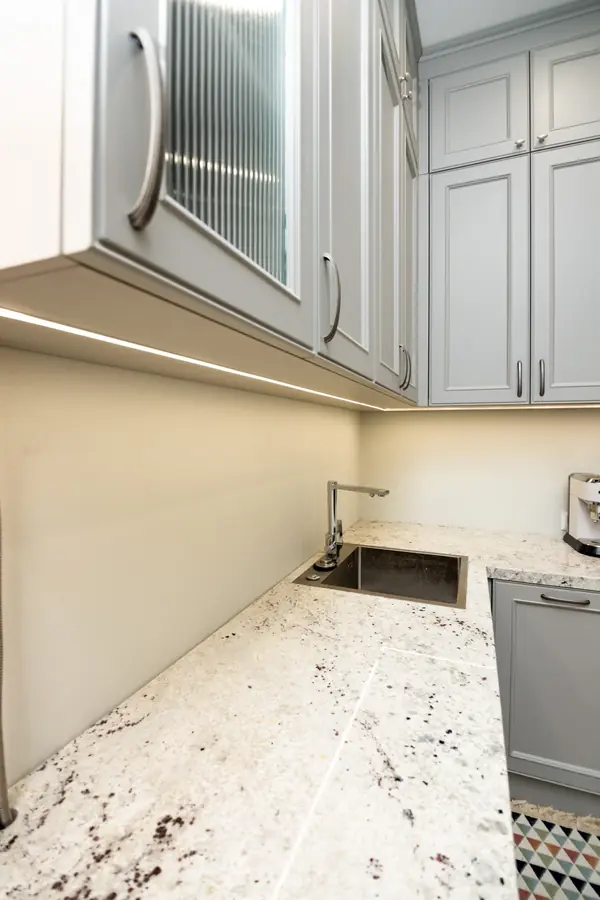 Светло-серая кухня в классическом стиле