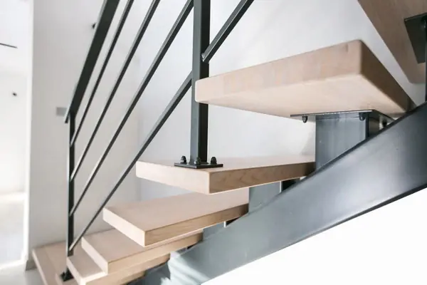 Металлическая лестница на монокосоуре