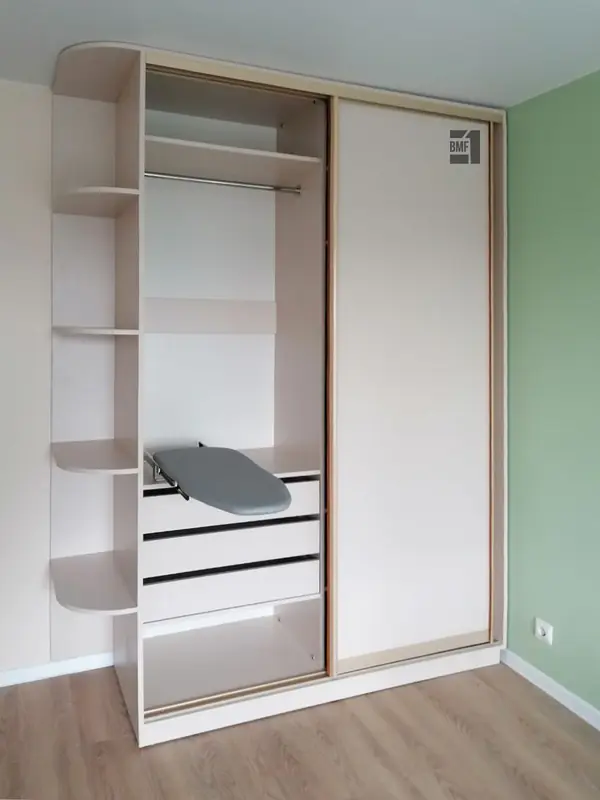 Шкаф с встроенной гладильной доской