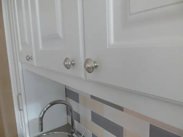 Белая кухня в квартире в Красногорске для заслуженного артиста России