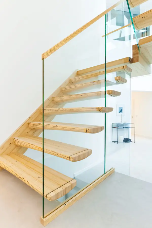 Консольная лестница из БауБухе со стеклянным ограждением