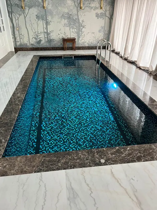 Бетонный бассейн в мозаики