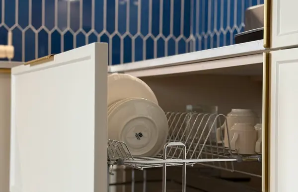 Кухня Петра в кремово-белом цвете с древесными элементами