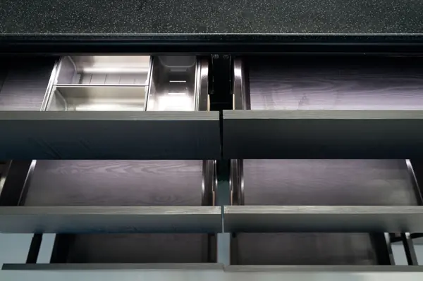 Кухня с зеркальными фасадами