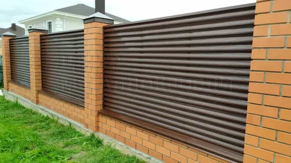 Забор жалюзи из металлического штакетника (евроштакетника)