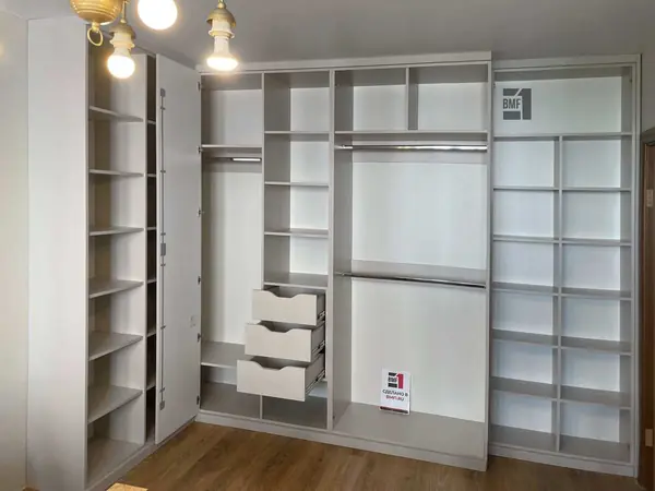 Распашной шкаф для гостиной