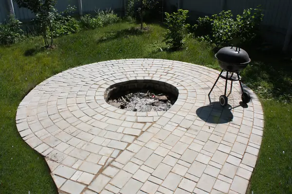 Кострище и площадка для мангала.