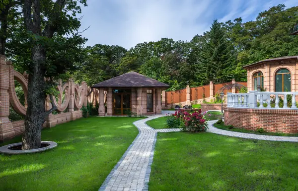 Беседка из кирпича