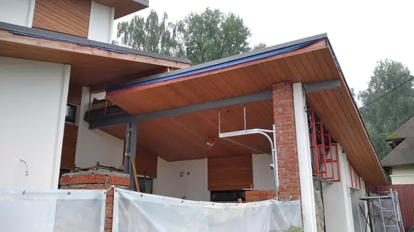 Отделка загородного дома планкеном из лиственницы