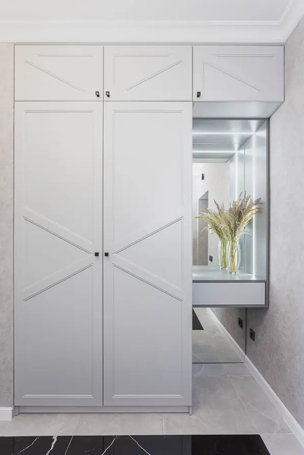 Современный шкаф в прихожую