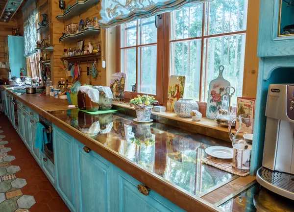 Примеры исполнения кухонь из массива