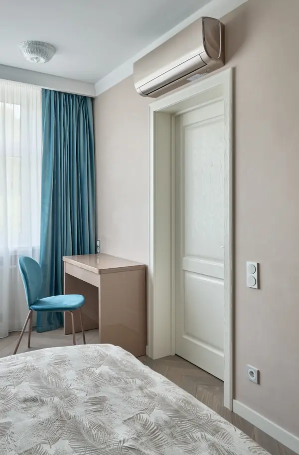 Белые дубовые двери в неоклассическом интерьере