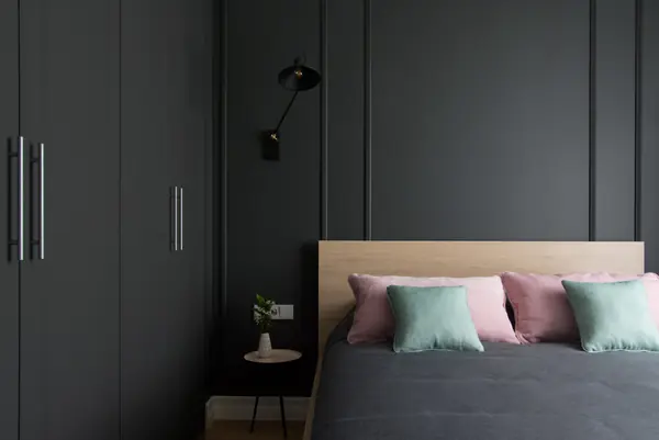 Легкая квартира с темной спальней