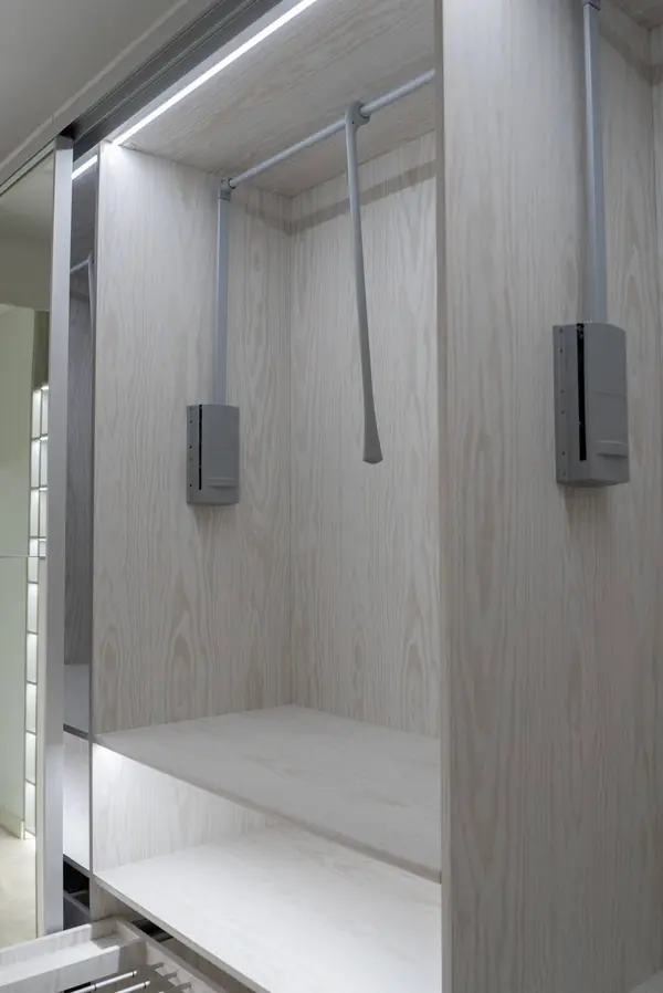 Гардеробная raumplus с LED-подсветкой, брючницами и пантографами