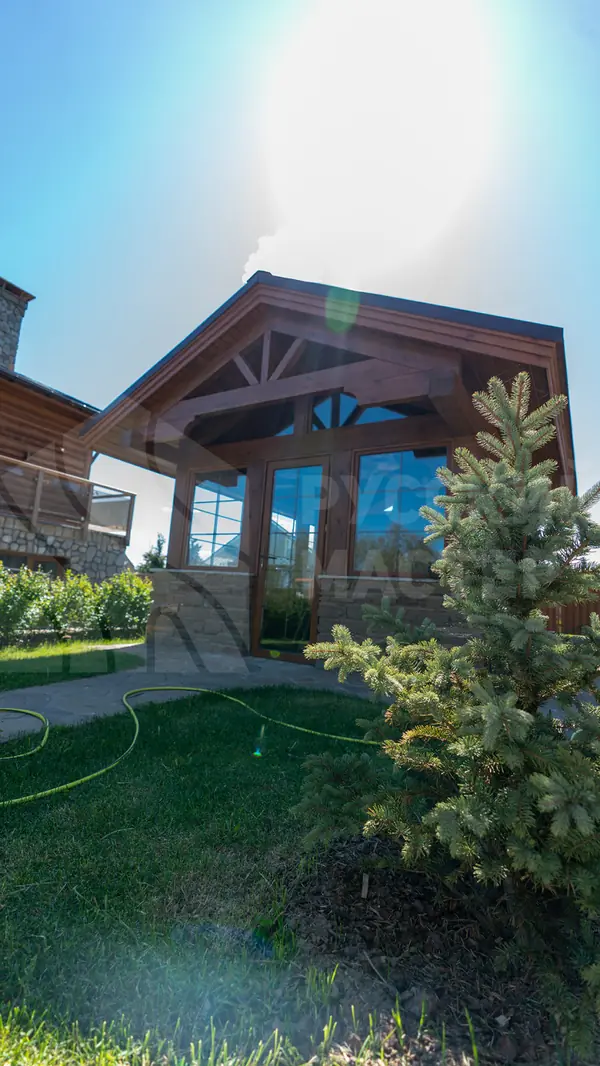 Дом в стиле шале на берегу Правдинского озера