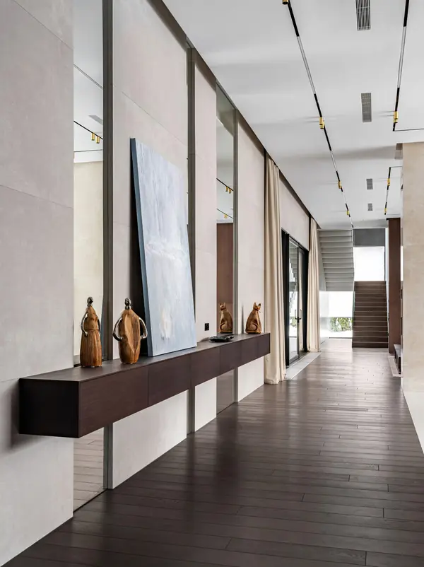 Двухэтажный загородный дом в современном стиле с глиняными акцентами