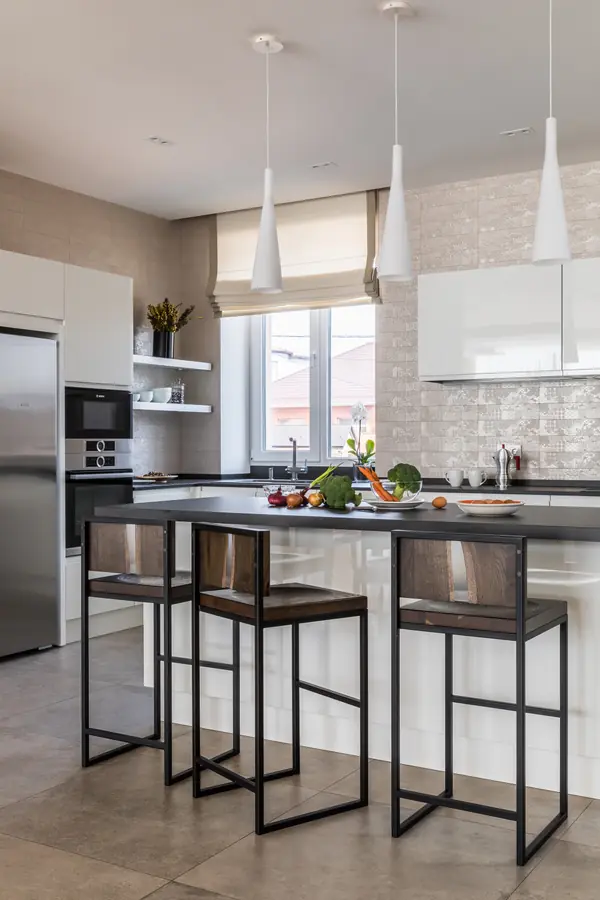 Интерьер частного дома с яркими акцентами