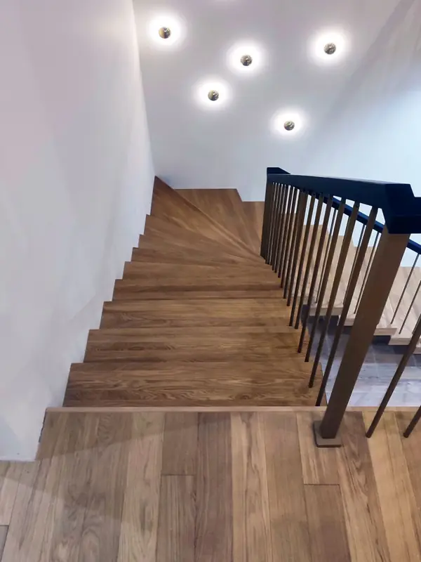 Дубовые ступени с лаком без тонировки