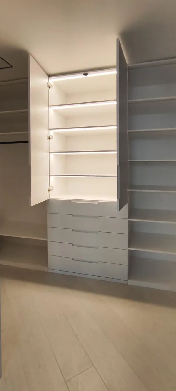 Минималистичная гардеробная