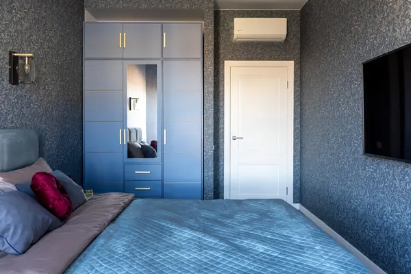 Кухня-гостиная, облегченная, светлая в основном объеме и с акцентным светом, в с