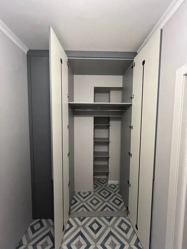 Встроенные распашные шкафы